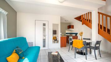 Appartement 1 chambre 4 personnes | Cozinha privada | Cooktop, chaleira elétrica, talheres/pratos/utensílios de cozinha