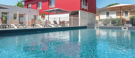 Piscine extérieure (ouverte en saison), parasols de plage