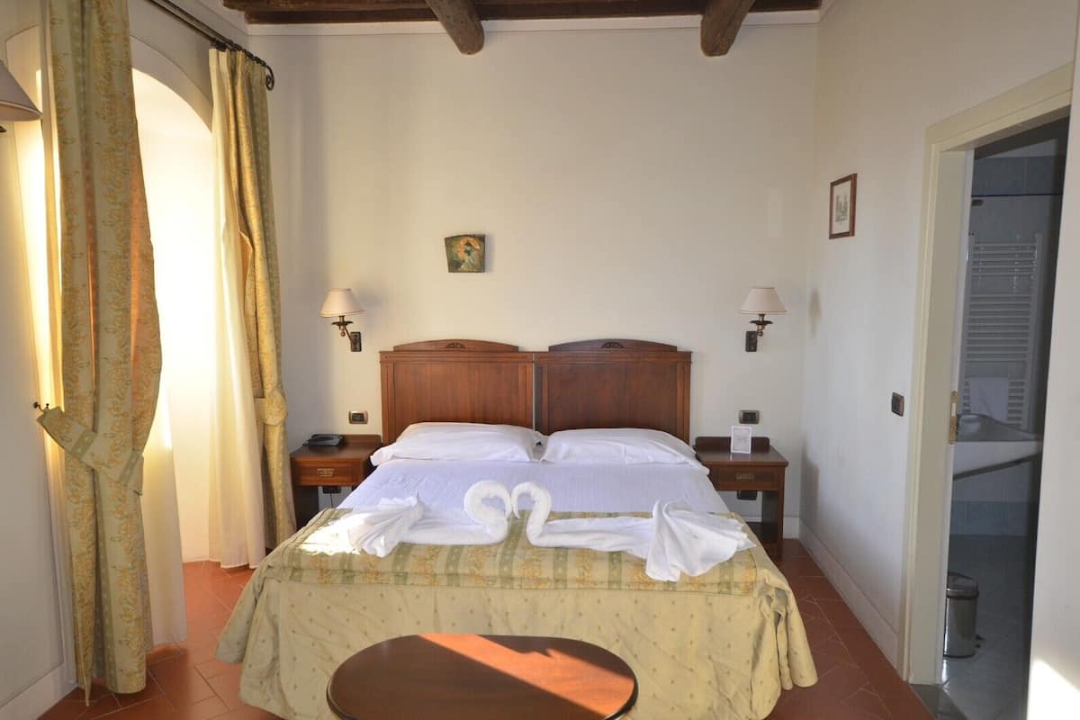 Quarto casal ou duplo luxo | Edredons de pluma, frigobar, cofres nos quartos, escrivaninha