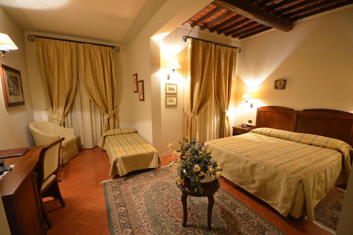 Quarto triplo luxo | Edredons de pluma, frigobar, cofres nos quartos, escrivaninha