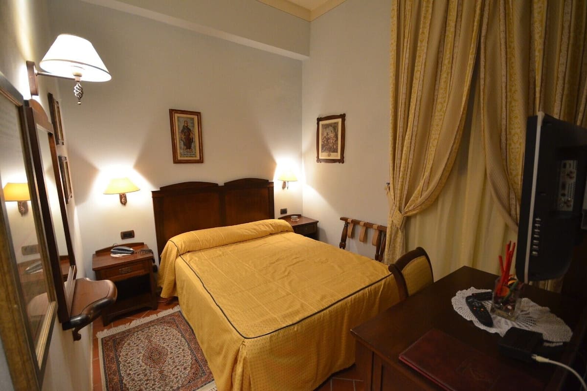 Quarto casal econômico | Edredons de pluma, frigobar, cofres nos quartos, escrivaninha