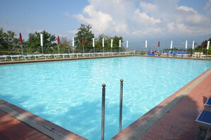 2 piscines extérieures, accès possible de 9 h à 20 h 30, parasols