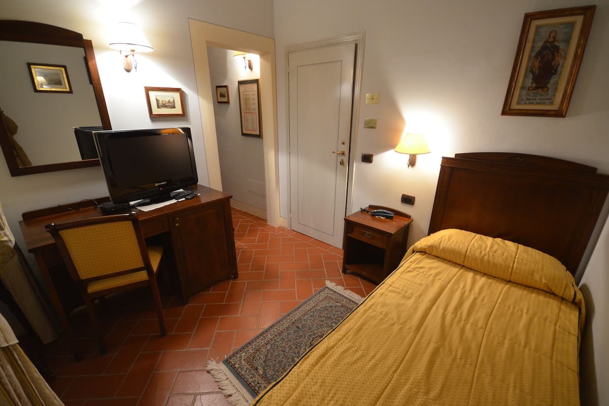 Quarto solteiro | Edredons de pluma, frigobar, cofres nos quartos, escrivaninha