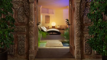 Couples treatment room(s), sauna, hot tub, steam room