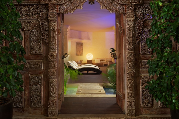 Couples treatment room(s), sauna, hot tub, steam room