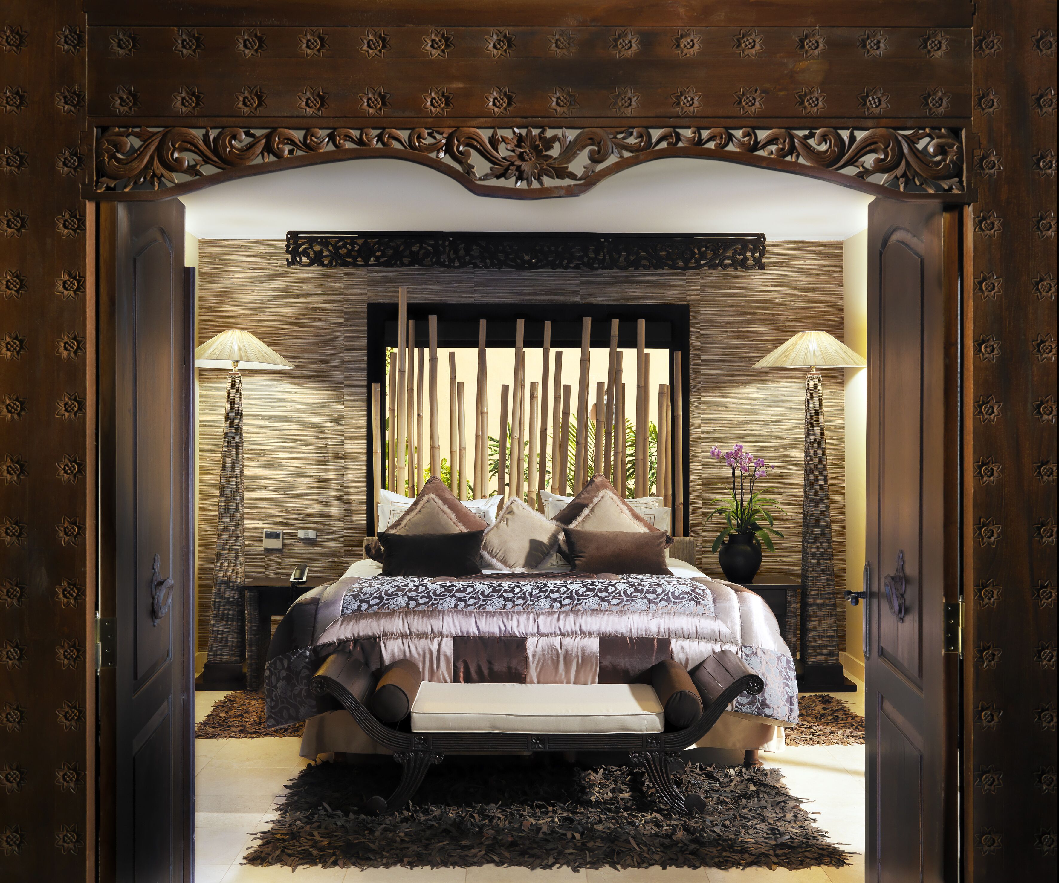 1 kamar tidur, minibar, brankas, dan didekorasi berbeda-beda
