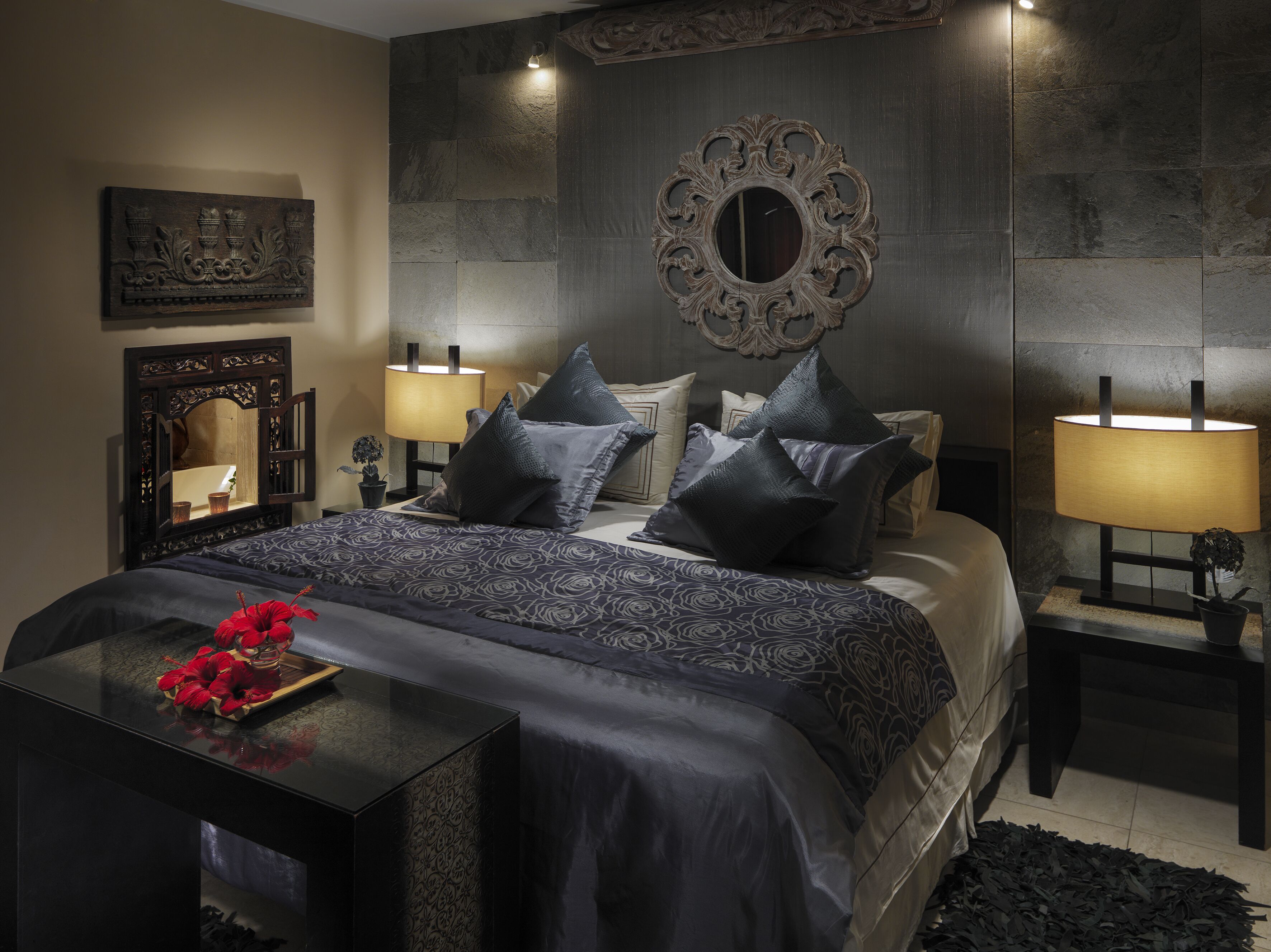 1 kamar tidur, minibar, brankas, dan didekorasi berbeda-beda