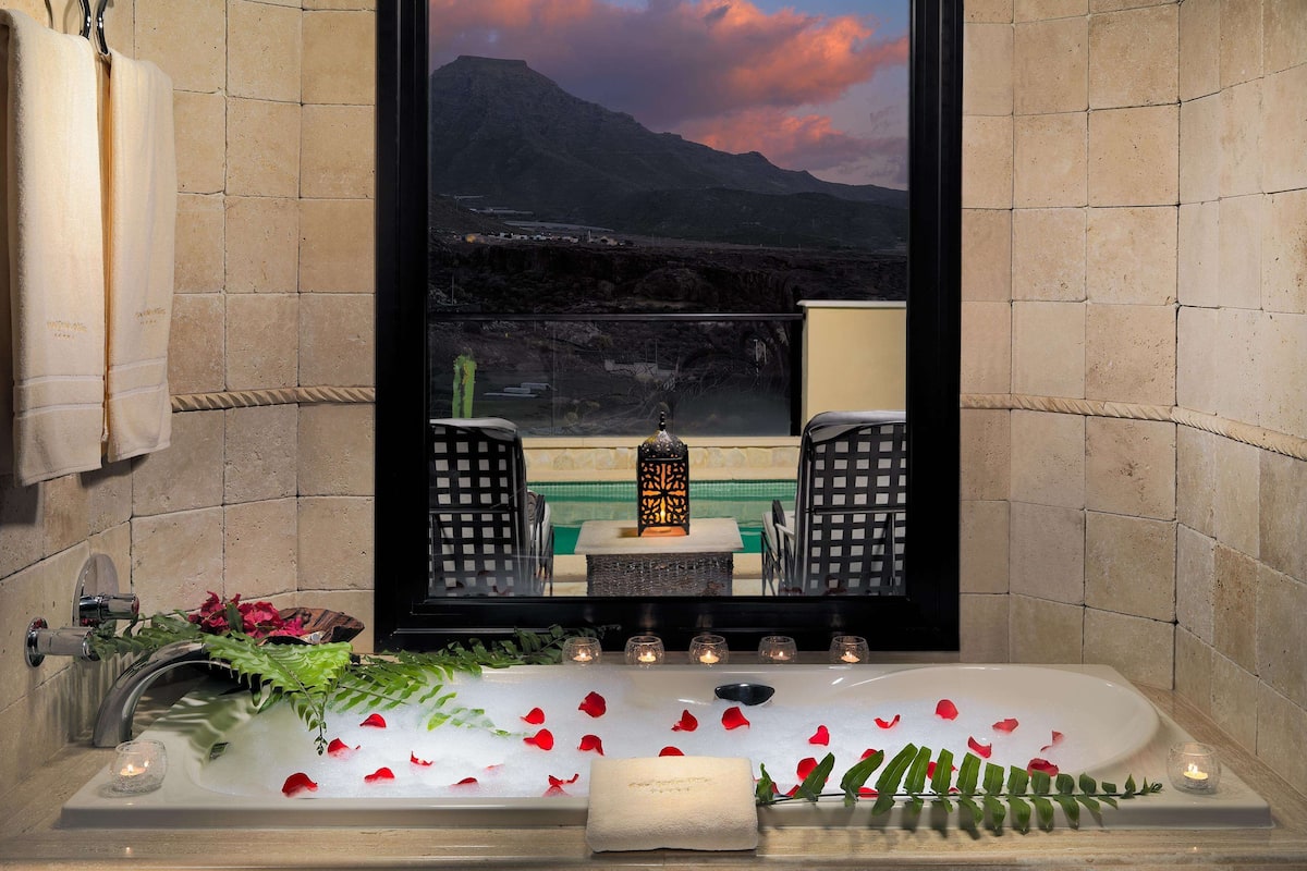 separate bathtub and shower, free toiletries, hair dryer, bathrobes