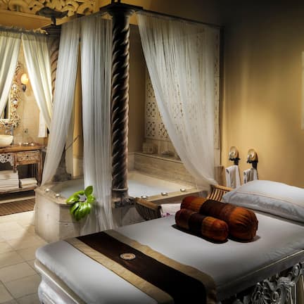 Couples treatment rooms, sauna, hot tub, steam room, Turkish bath