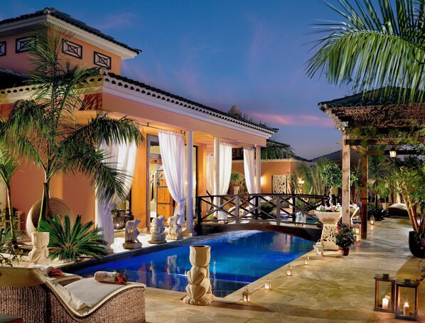 室外泳池；躺椅