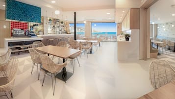 Se sirven desayunos y cocina mediterránea, con vista a la playa