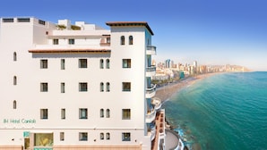 Un hotel con varios balcones con vistas a la playa y al océano.