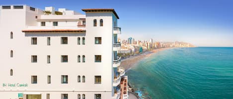 Minibar, coffres-forts dans les chambres, bureau, rideaux occultants