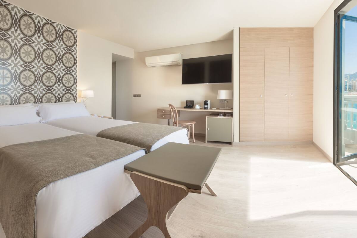 dvora room vista mar & terraza | minibar, in-room safe, desk, blackout curtains