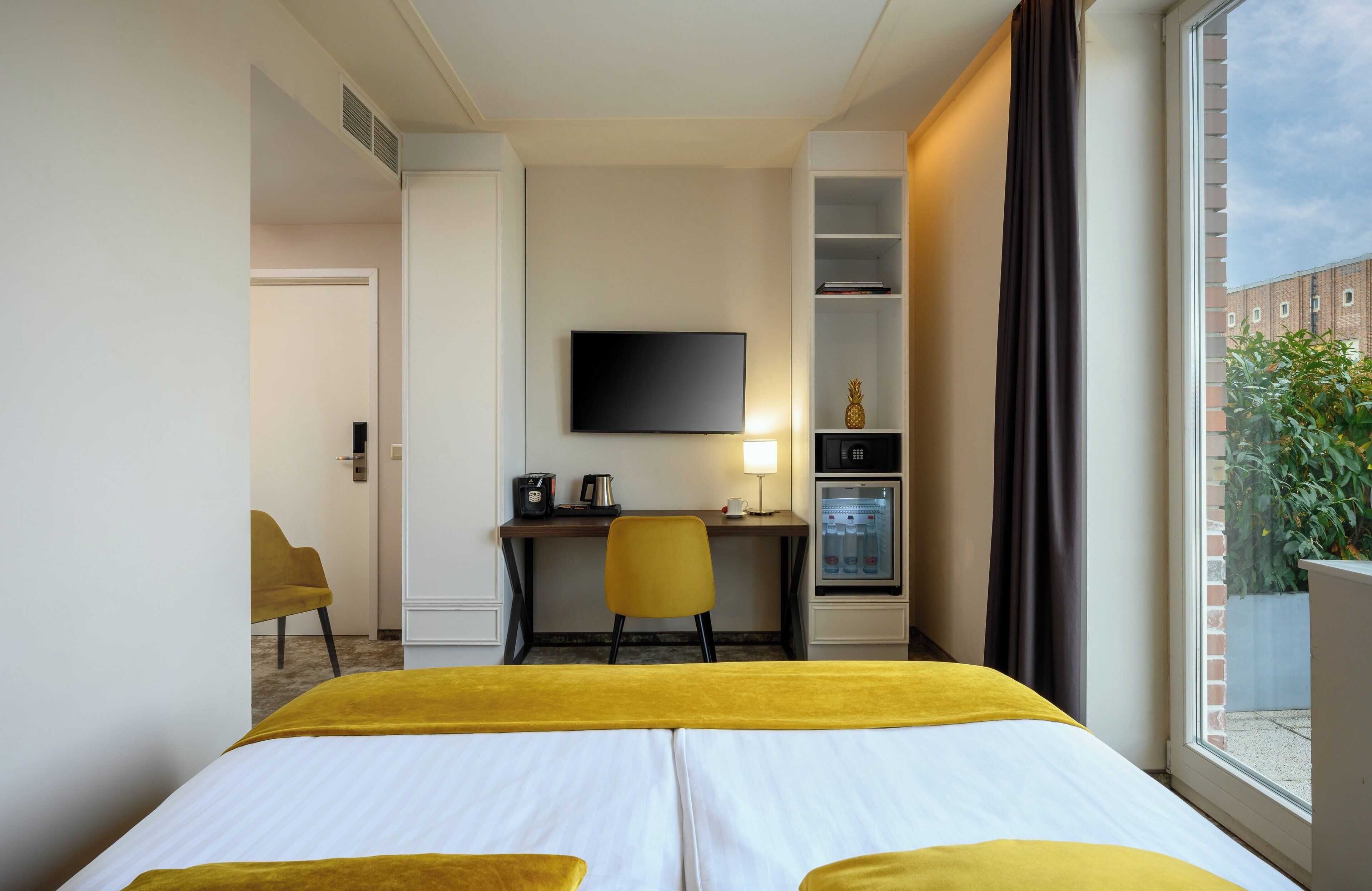 comfort room, terrace | 1 bedroom, minibar, in-room safe, desk