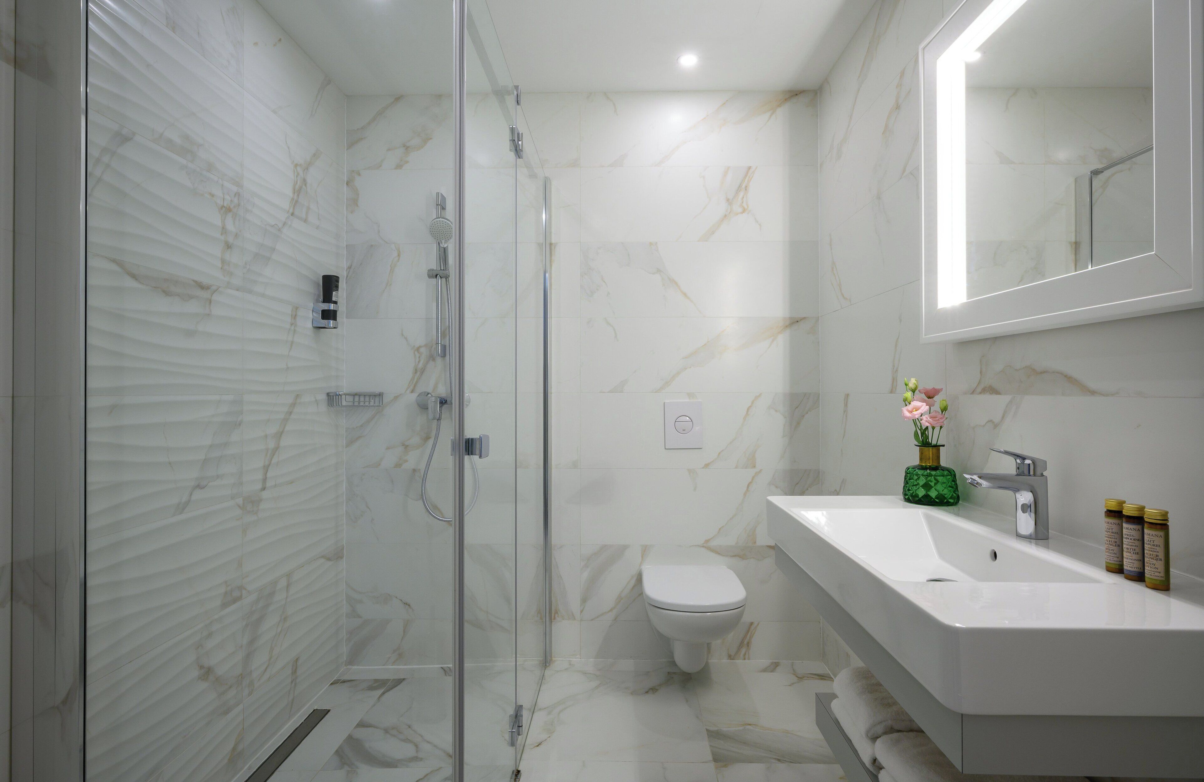 suite | bathroom | shower, eco-friendly toiletries, hair dryer, towels