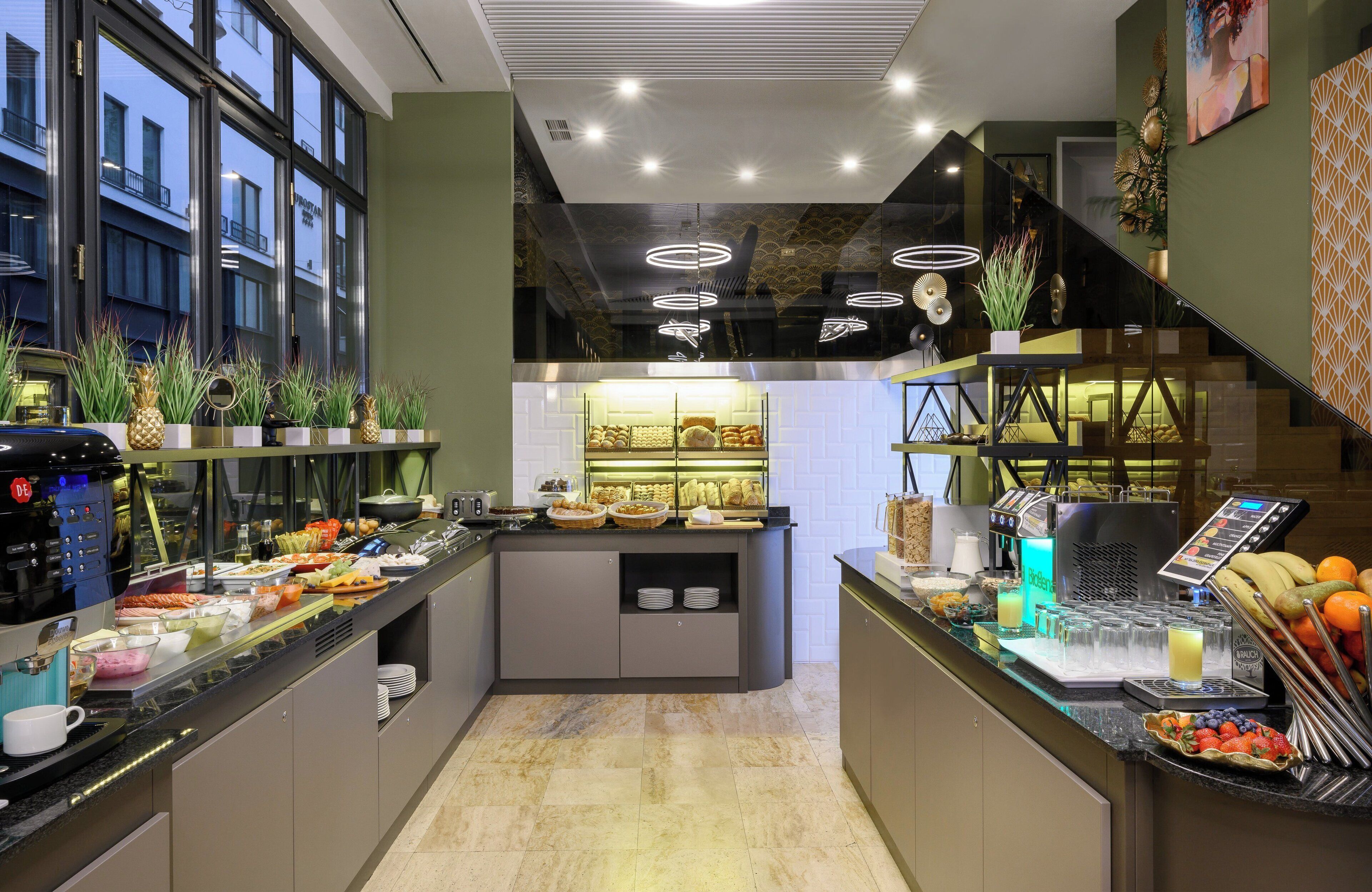 Daily to-go breakfast (EUR 18 per person)