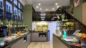 Cocina moderna con un montaje tipo bufé, que ofrece una variedad de alimentos y una estación de café.
