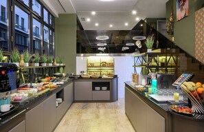 Daily to-go breakfast for a fee - Leonardo Boutique Hotel Budapest M-Square (Budapest)