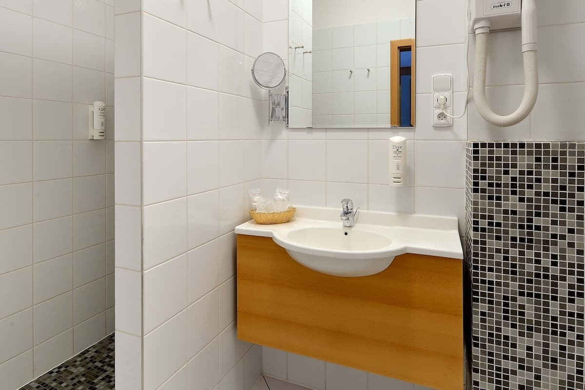 Chambre simple Confort | Salle de bain | Ensemble baignoire-douche, articles de toilette (gratuits)