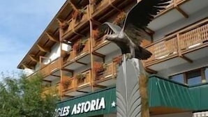 A building with a sign reading "CITRUS ASTORIA" and a large leaf sculpture in front. - Alpine Wellfit Hotel Eagles-Astoria (Innsbruck)