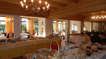 Free daily buffet breakfast