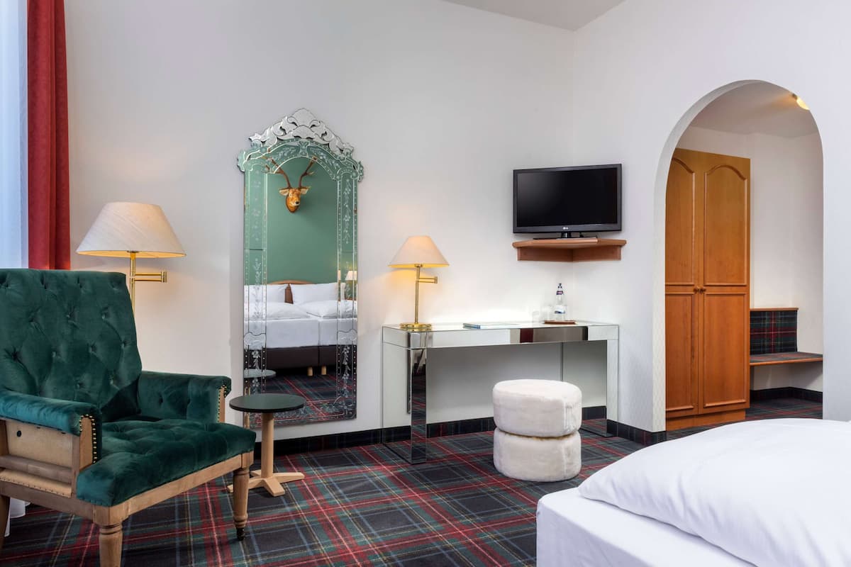 In-room safe, desk, soundproofing, free WiFi