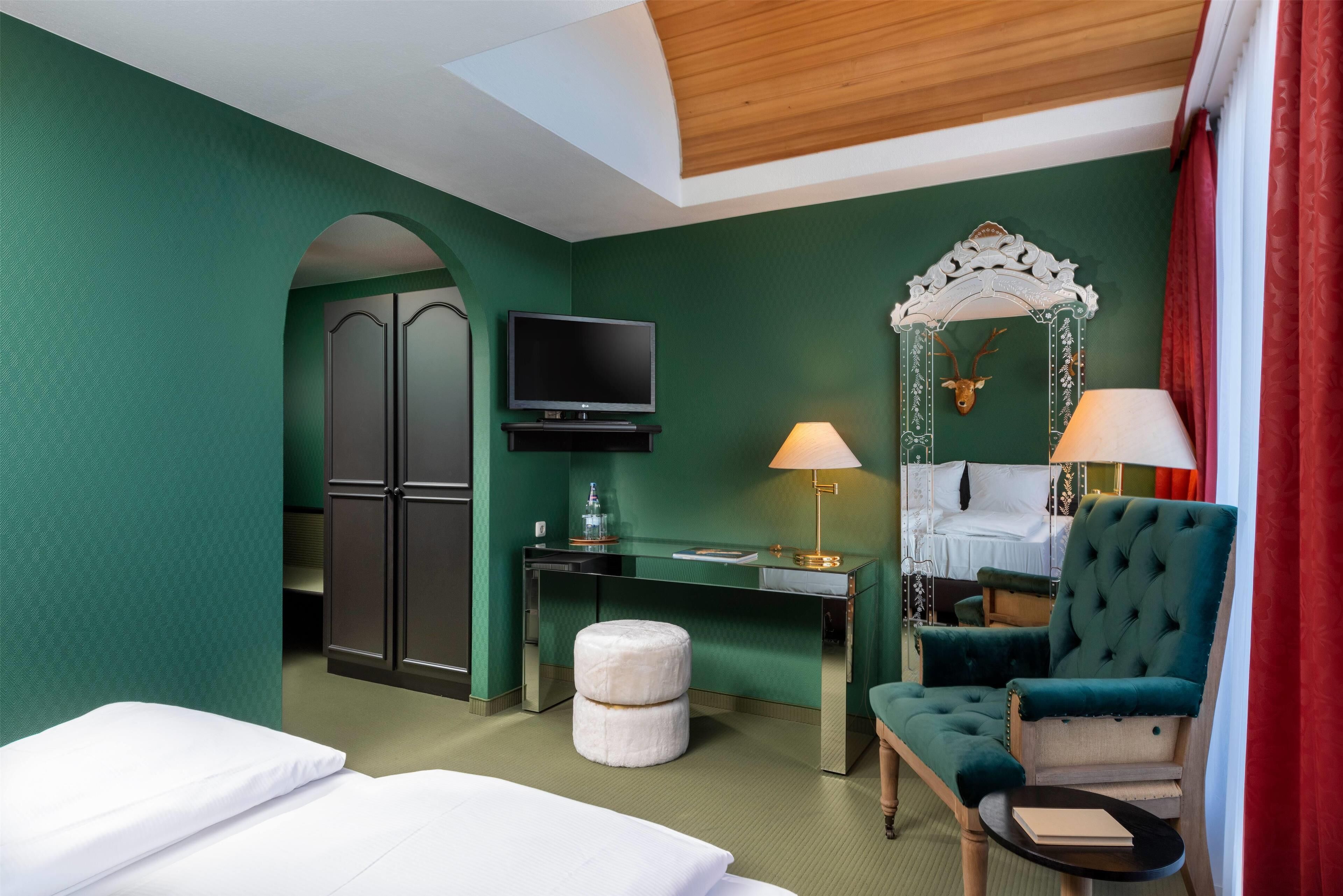 セーフティボックス (室内)、デスク、防音設備、WiFi (無料)