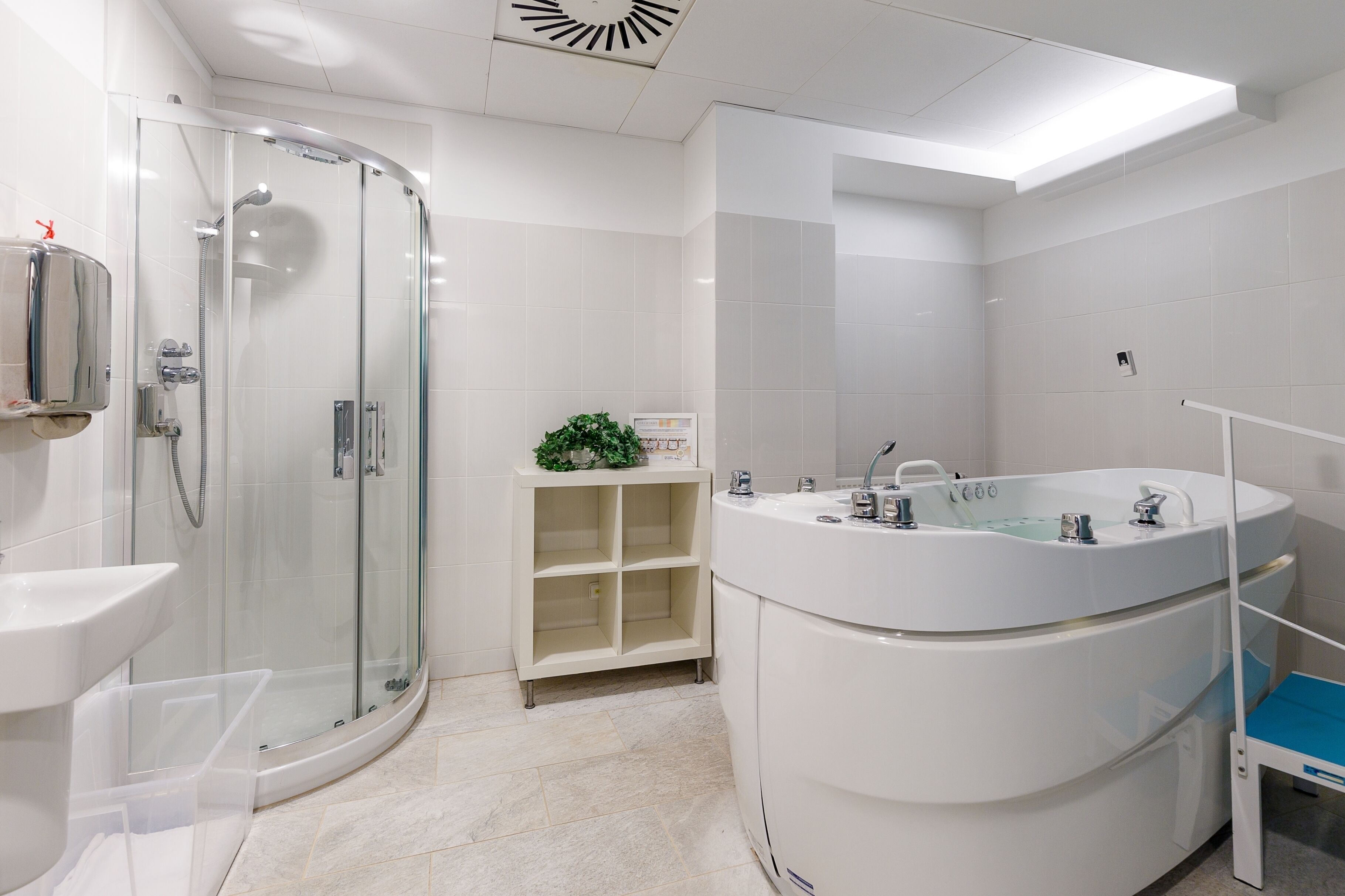 Sauna, hot tub, steam room, body treatments, hydrotherapy