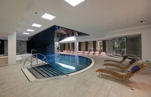 室内游泳池，日光浴躺椅