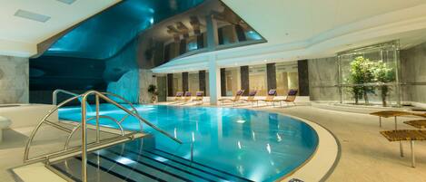 Piscine couverte, chaises longues