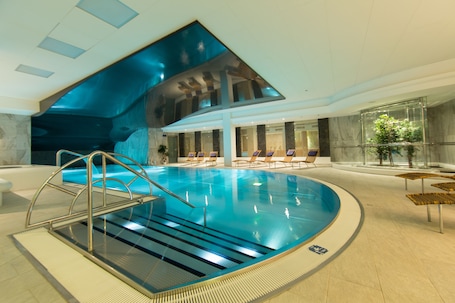 Indoor pool, pool loungers. Hotel Thermal