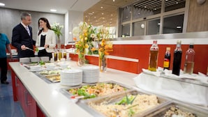 Una barra de buffet con diversos alimentos y bebidas.