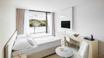 Hypo-allergenic bedding, minibar, in-room safe, laptop workspace