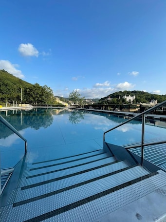 Una piscina techada, sillones reclinables de piscina