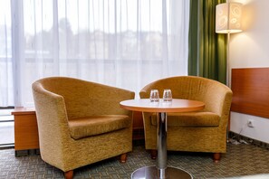 Dobbeltrom, balkong, byutsikt | Oppholdsområde | LCD-TV