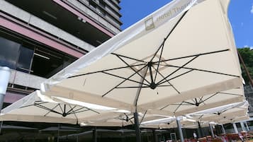 朝食、ランチ、ディナーに営業