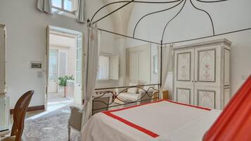 Deluxe Room | Minibar, in-room safe, individually decorated, individually furnished