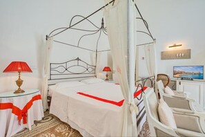 Minibar, in-room safe, individually decorated, individually furnished