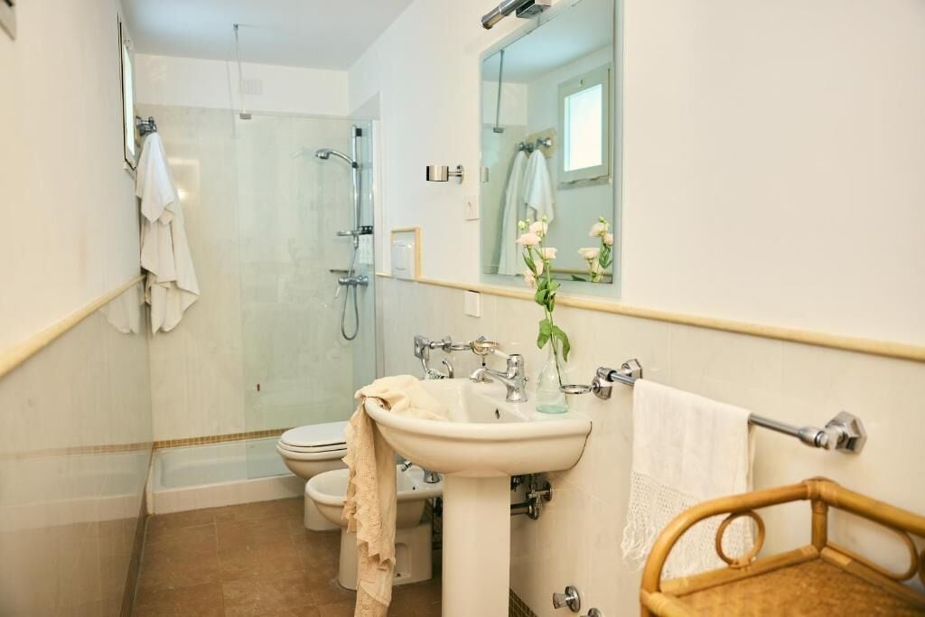 Habitación Deluxe | Baño | Regadera, amenidades de baño gratuitas, secadora de cabello, pantuflas 