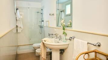 Habitación Deluxe | Baño | Regadera, amenidades de baño gratuitas, secadora de cabello, pantuflas