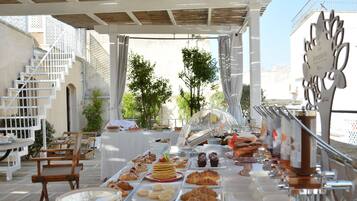 Free daily buffet breakfast