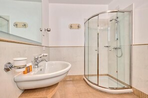 Classic Double Room | Bathroom | Shower, free toiletries, hair dryer, slippers