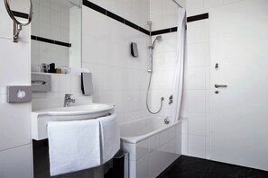 Kamar Double | Kamar mandi | Shower, perlengkapan mandi gratis, pengering rambut, dan sandal