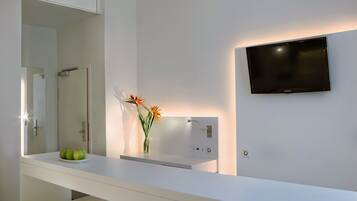 Hochwertige Bettwaren, Minibar, Zimmersafe, Schreibtisch