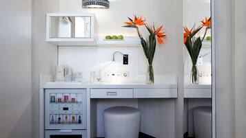 Hochwertige Bettwaren, Minibar, Zimmersafe, Schreibtisch