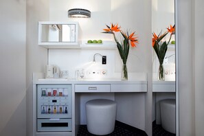 Seprai premium, minibar, brankas, dan meja kerja