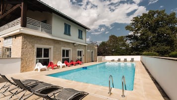 Seasonal outdoor pool, pool umbrellas, sun loungers