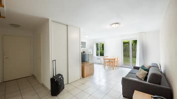 Apartment, 2 bedrooms, for 6 people | Living area | Flat-screen TV
