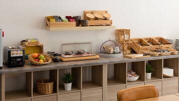 Dagelijks ontbijtbuffet (EUR 12.9 per persoon)